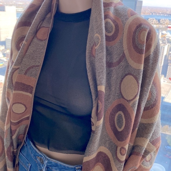 Shawl with round pattern - scarf - Picture 3 of 8